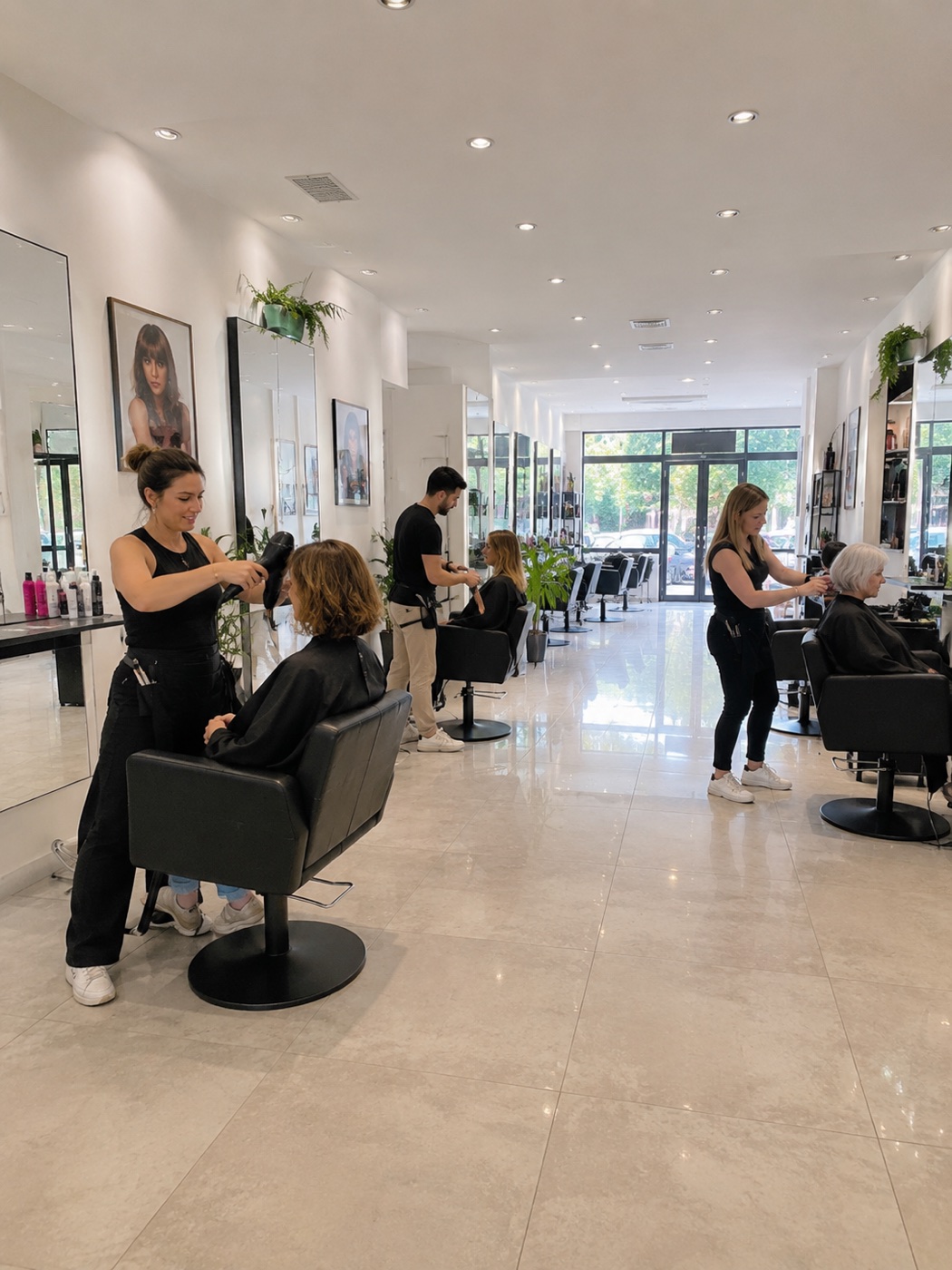 L'équipe d'ARTI•B en train de coiffer plusieurs clientes dans le salon à Orange